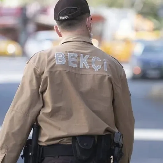 Üniformalı çarşı ve mahalle bekçisi sokakta devriyede — 2026 bekçilik başvurusu ne zaman?