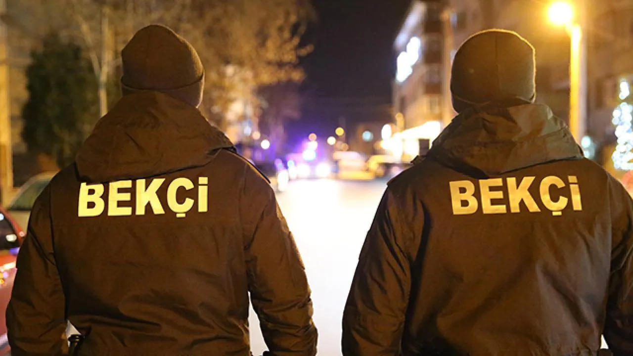 Gece sokakta devriye gezen iki çarşı ve mahalle bekçisi
