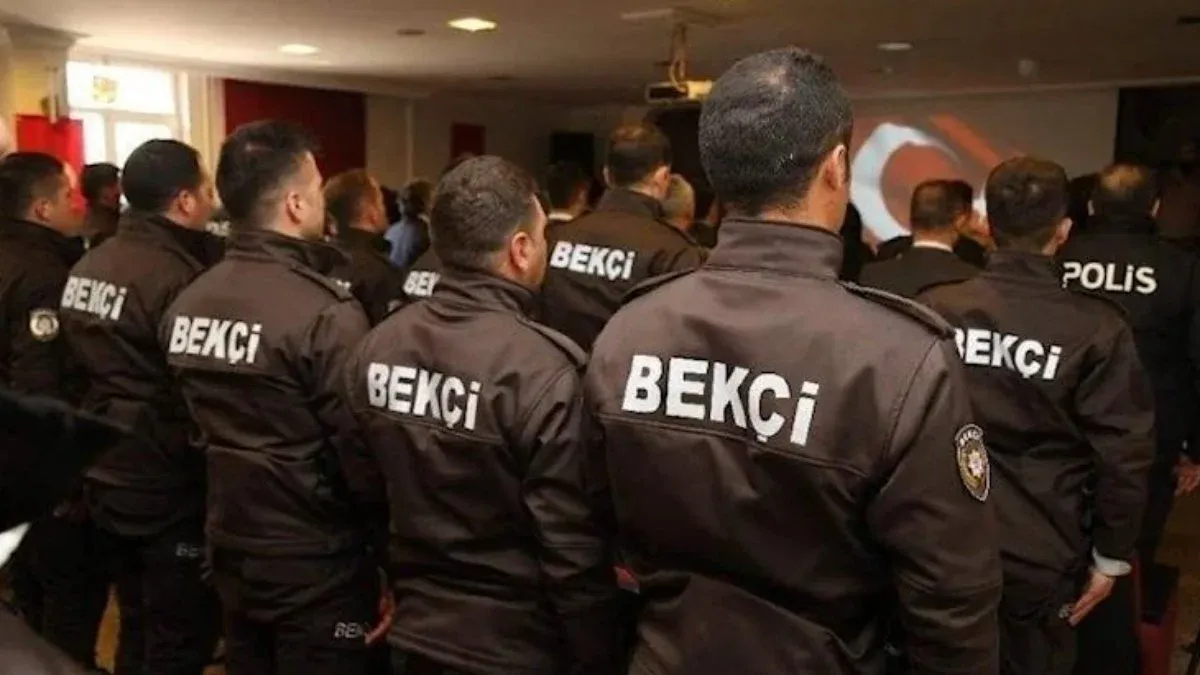 Yemin törenine katılan toplu çarşı ve mahalle bekçisi grubu, arkada Türk bayrağı